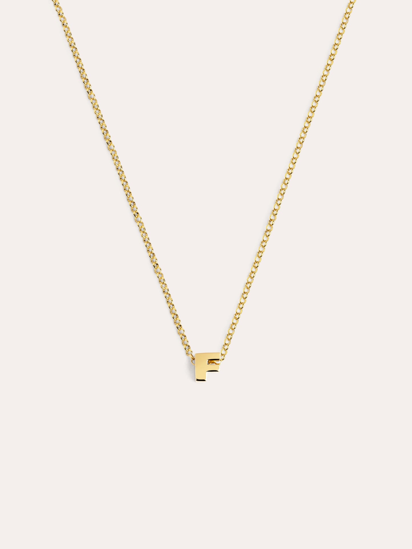 Gouden ketting met gepersonaliseerd initiaal