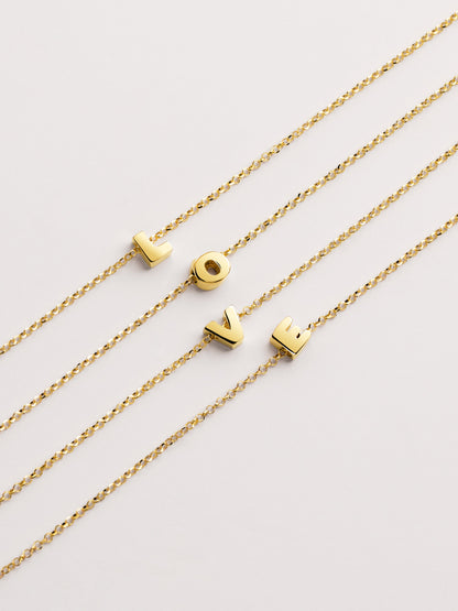 Gouden ketting met gepersonaliseerd initiaal