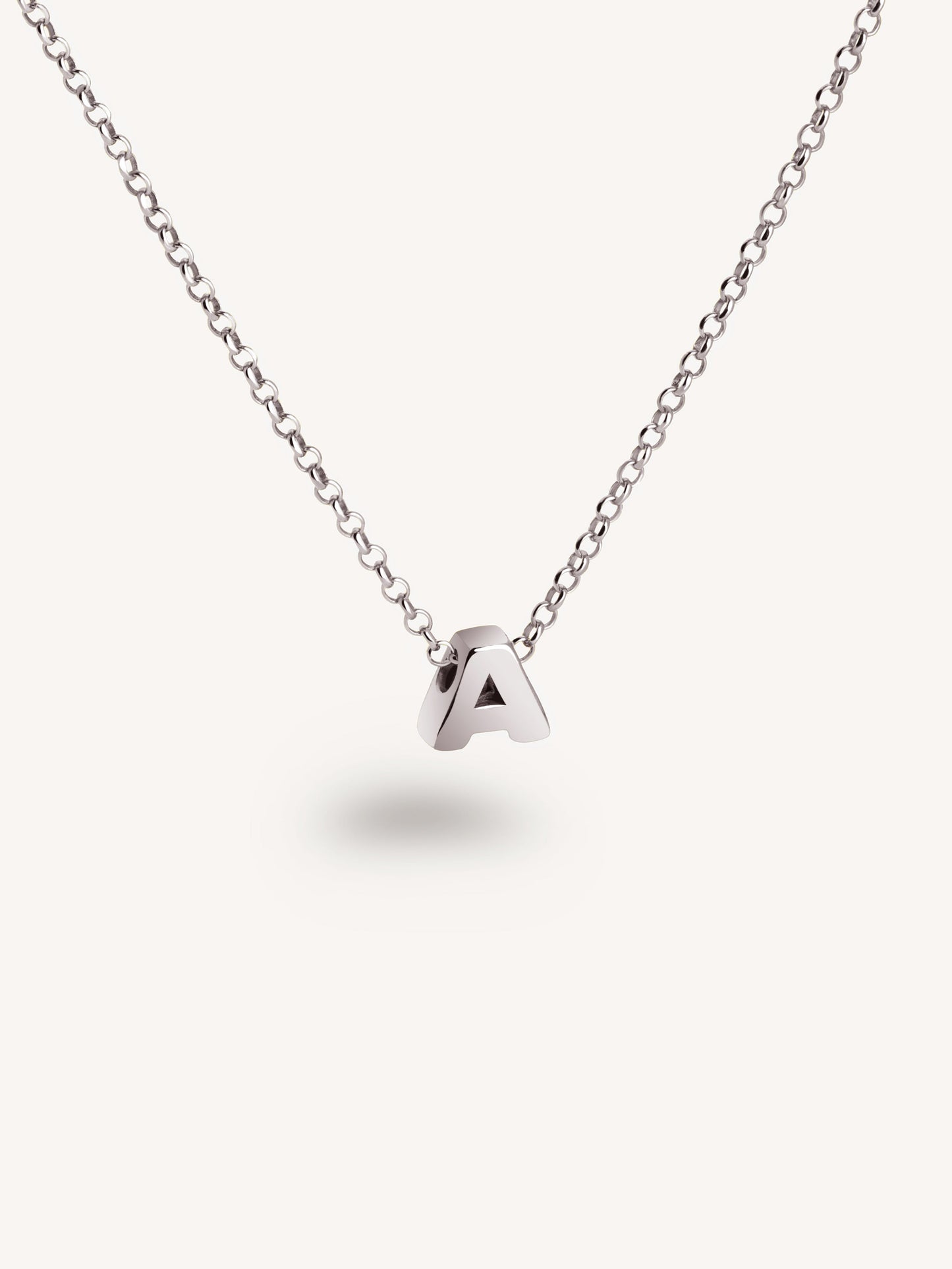 Zilveren ketting met gepersonaliseerd initiaal